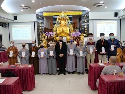 10陳潤吾博士與受獎學生合影。