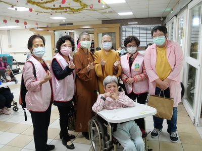 03華嚴慈善基金會前往愛維養護中心關懷。