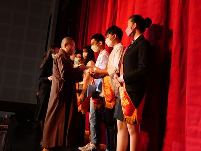 04天演副董事長致贈書藉予同學。