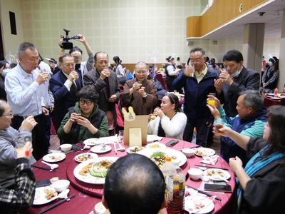 06天演副董事長及林埔生校長逐桌向現場的貴賓表達歡迎之意。