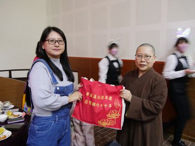 07天演副董事長致贈蓮社七十週年慶提袋予現場貴賓。