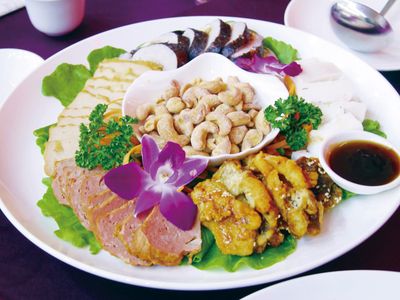 10餐飲科同學料理出美食佳餚。