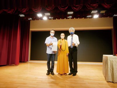 06賢度董事長與高柏園教授、莊兵副教授合影。