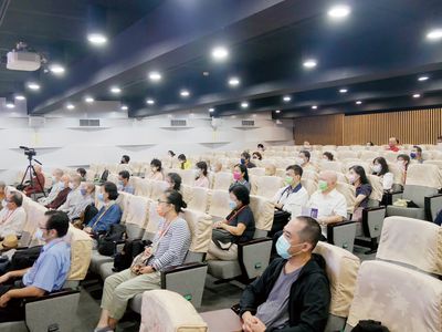 08現場大眾專注聆演講。