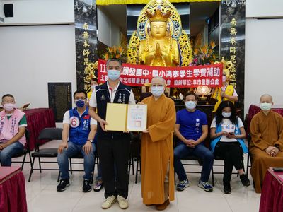 07中正區公所林聰明區長致贈感謝狀予華嚴蓮社，由天演董事長代表接受。