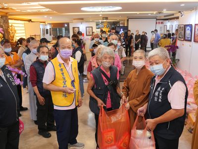06天起住持發放物資予里民。