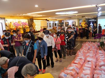 10前來領取的里民，井然有序的排隊等候。