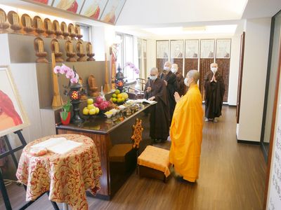 02天起住持帶領學僧、常住法師上供。