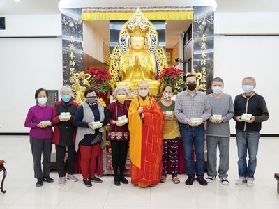 10賢度董事長與義工菩薩合影。