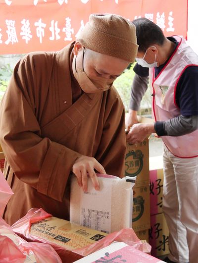 03常務董事天蓮法師協助打包物資。