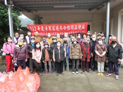 05宜蘭員山鄉中華村冬令慰問品頒贈，全體貴賓合影。