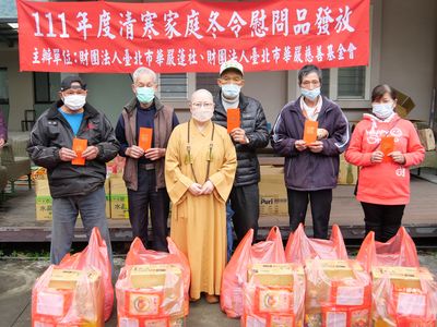 06副董事長天演法師與受贈者合影。