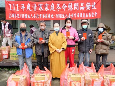 08住持天起法師與受贈者合影。