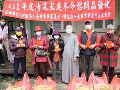 09副院長兼教務長天聞法師與受贈者合影。