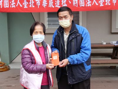 10福田功德會楊秋組長與受贈鄉親合影。