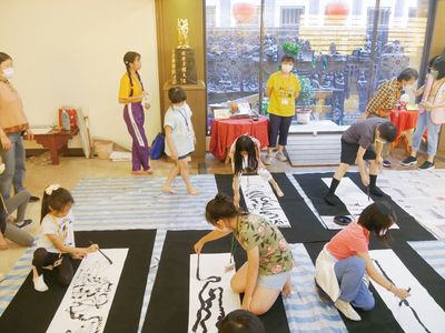 04小朋友用毛筆畫出各種線條。