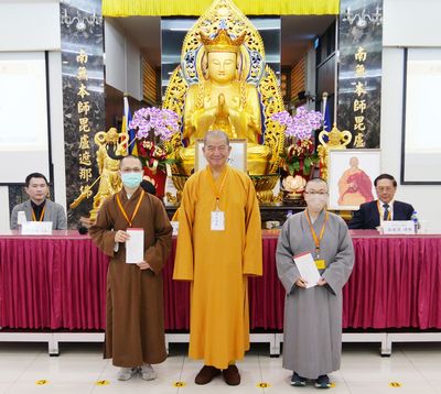 02中國宗教徒協會理事長明光法師與得獎同學合影。