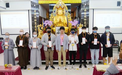 04鄒慶士博士與得獎同學合影。