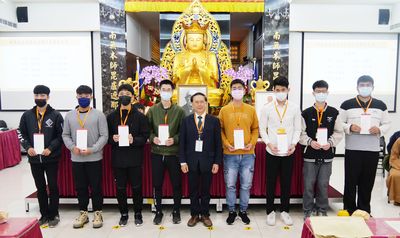 05吳西源律師與得獎同學合影。