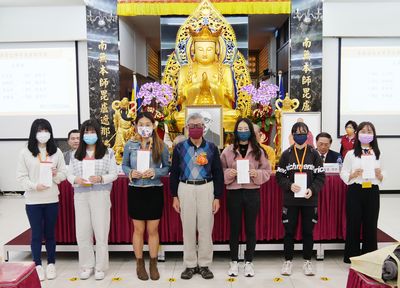 08徐國隆功德主與得獎同學合影。