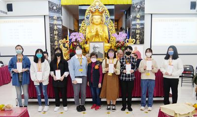 09李郭素娥功德主與得獎同學合影。