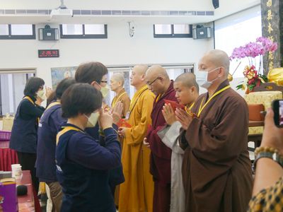 03佛教慈悲志業的護法團列隊，敬贈與會法師供養金。