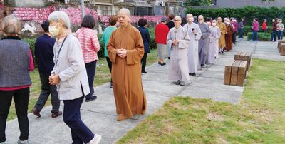 03常務董事天蓮法師帶領信眾於公園繞佛。