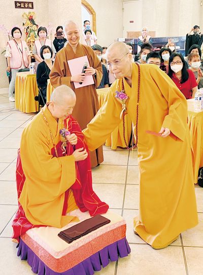 03新任住持天何法師致謝董事長賢度法師為其送位並配掛佛珠。