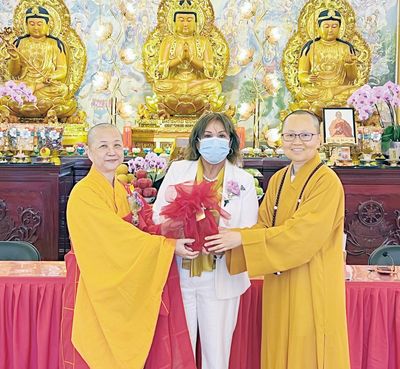 04市長 Carmen Montano 監交美國華嚴蓮社常住印信