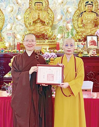 06董事長賢度法師頒發香融法師監院聘書。