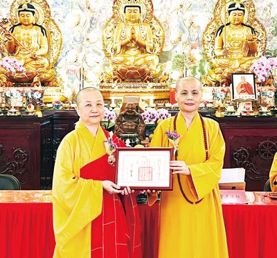 07董事長賢度法師頒發新任住持聘書。