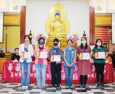04桃園市民政局宗教科黃淑芬股長與書法類得獎者合影。