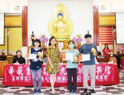 08福田功德會黃金菊會長與散文類得獎者合影。