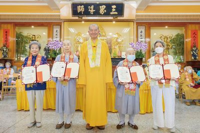 02敬老尊賢表揚大會，明光法師（中）與獲獎人（由左至右）賴員蘭居士（華嚴蓮社推舉）、會松法師、妙丹法師、廖錦珠居士合影。