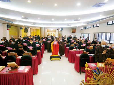 09住持天起法師帶動大眾念「迴向個人經憑」。