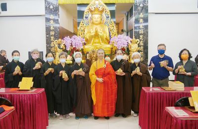10住持天起法師頒發全勤獎，並與得獎者合影。