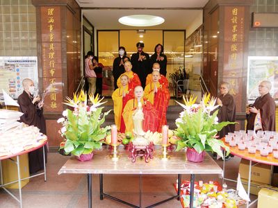 09臺北華嚴蓮社盂蘭盆法會圓滿日，五位主法法師率眾至焦面大士前誦經。