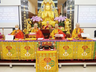 10圓滿日，副董事長天演法師率領天聞法師、天起法師、天蓮法師、天悅法師(由右至左)共同主法。