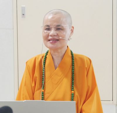 03董事長賢度法師以「《華嚴經》與生命關懷的連結」為題，為大眾開示。