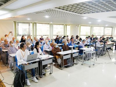 04現場大眾專心聆聽開示。