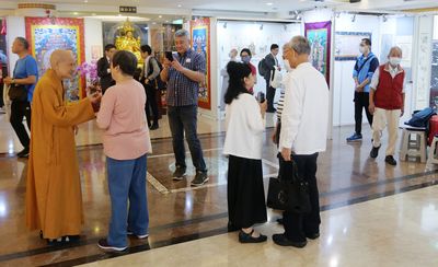 09眾人駐足觀展。
