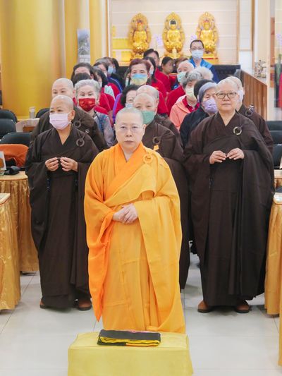 10副董事長天演法師帶領大家上午供、成公導師供讚。