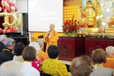 02賢度董事長介紹美國華嚴蓮社四十周年慶紀錄片。