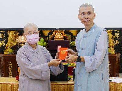 03住持天聞法師致贈禮金予湛寂法師。