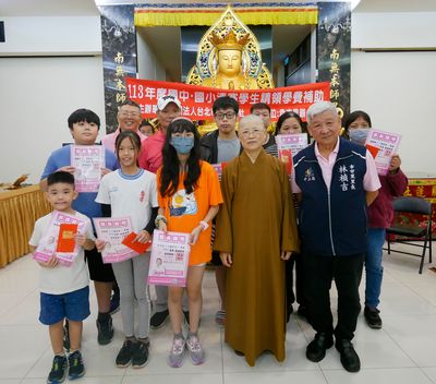 03住持天聞法師與受獎者合影。