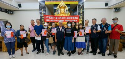 04史黛納組長與受獎者合影。