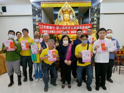 06鮑袁雅琴組長與受獎者合影。 