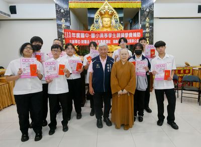07副董事長天演法師與受獎者合影。