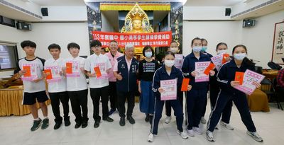 09史黛納組長與受獎同學合影。