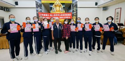 10許麗卿組長與受獎者合影。
